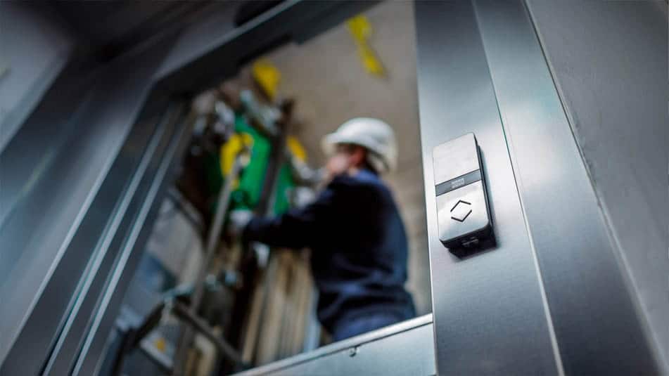 img_techinician-in-shaft